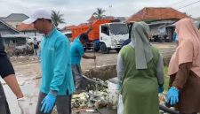 KOMPAK: Pemerintah Desa Pinggirpapas kerjasama dengan Dina Lingkungan Hidup Sumenep, untuk bersih-bersih (SandiGT - Seputar Jatim)