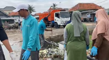 KOMPAK: Pemerintah Desa Pinggirpapas kerjasama dengan Dina Lingkungan Hidup Sumenep, untuk bersih-bersih (SandiGT - Seputar Jatim)