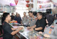 MENGECEK: Kapolres Sumenep, AKBP Anang Hardiyanto, bersama Kabag SDM, Kasat Intelkam, Kasat Lantas, Kasat Reskrim, dan Humas, saat sidak toko kembang api di bulan Ramadan (Humas Polres Sumenep)