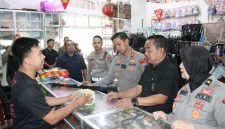 MENGECEK: Kapolres Sumenep, AKBP Anang Hardiyanto, bersama Kabag SDM, Kasat Intelkam, Kasat Lantas, Kasat Reskrim, dan Humas, saat sidak toko kembang api di bulan Ramadan (Humas Polres Sumenep)