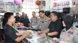 MENGECEK: Kapolres Sumenep, AKBP Anang Hardiyanto, bersama Kabag SDM, Kasat Intelkam, Kasat Lantas, Kasat Reskrim, dan Humas, saat sidak toko kembang api di bulan Ramadan (Humas Polres Sumenep)