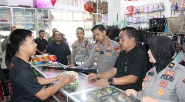 MENGECEK: Kapolres Sumenep, AKBP Anang Hardiyanto, bersama Kabag SDM, Kasat Intelkam, Kasat Lantas, Kasat Reskrim, dan Humas, saat sidak toko kembang api di bulan Ramadan (Humas Polres Sumenep)