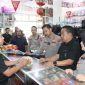 MENGECEK: Kapolres Sumenep, AKBP Anang Hardiyanto, bersama Kabag SDM, Kasat Intelkam, Kasat Lantas, Kasat Reskrim, dan Humas, saat sidak toko kembang api di bulan Ramadan (Humas Polres Sumenep)