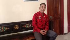 BATIK KHAS: Kepala Dinas Lingkungan Hidup (DLH) Kabupaten Sumenep, Anwar Syahroni Yusuf, saat ditemui di kantornya (Doc. Seputar Jatim)