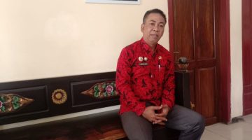 BATIK KHAS: Kepala Dinas Lingkungan Hidup (DLH) Kabupaten Sumenep, Anwar Syahroni Yusuf, saat ditemui di kantornya (Doc. Seputar Jatim)