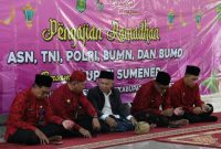 KOMUNIKASI: Pj Sekda Kabupaten Sumenep, Achmad Syahwan Effendi (dua dari kiri) bersama penceramah saat menggelar Pengajian Ramadan bersama ASN di Masjid Sumekar (Doc. Seputar Jatim)