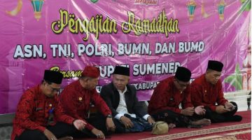 KOMUNIKASI: Pj Sekda Kabupaten Sumenep, Achmad Syahwan Effendi (dua dari kiri) bersama penceramah saat menggelar Pengajian Ramadan bersama ASN di Masjid Sumekar (Doc. Seputar Jatim)