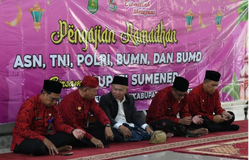 KOMUNIKASI: Pj Sekda Kabupaten Sumenep, Achmad Syahwan Effendi (dua dari kiri) bersama penceramah saat menggelar Pengajian Ramadan bersama ASN di Masjid Sumekar (Doc. Seputar Jatim)