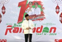 BERDIRI: Bupati Sumenep, Achmad Fauzi Wongsojudo, saat membuka Bazar Takjil Ramadan di depan Labang Mesem Keraton Sumenep (Doc. Seputar Jatim)