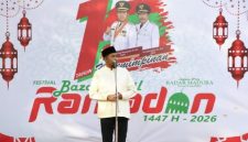 BERDIRI: Bupati Sumenep, Achmad Fauzi Wongsojudo, saat membuka Bazar Takjil Ramadan di depan Labang Mesem Keraton Sumenep (Doc. Seputar Jatim)