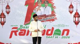BERDIRI: Bupati Sumenep, Achmad Fauzi Wongsojudo, saat membuka Bazar Takjil Ramadan di depan Labang Mesem Keraton Sumenep (Doc. Seputar Jatim)