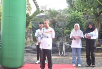 BERDIRI: Rektor UPI Sumenep, Asmoni, saat memberikan sambutan sekaligus melepas peserta Jalan-Jalan Sehat dalam rangka Dies Natalis ke-41 (SandGT - Seputar Jatim)
