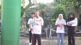 BERDIRI: Rektor UPI Sumenep, Asmoni, saat memberikan sambutan sekaligus melepas peserta Jalan-Jalan Sehat dalam rangka Dies Natalis ke-41 (SandGT - Seputar Jatim)