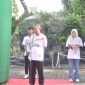 BERDIRI: Rektor UPI Sumenep, Asmoni, saat memberikan sambutan sekaligus melepas peserta Jalan-Jalan Sehat dalam rangka Dies Natalis ke-41 (SandGT - Seputar Jatim)