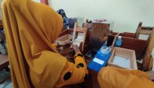 FOKUS: Para pekerja di APHT Guluk-Guluk saat memproduksi batang rokok (SandiGT - Seputar Jatim)