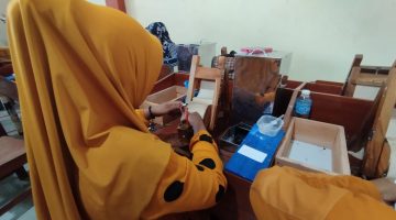 FOKUS: Para pekerja di APHT Guluk-Guluk saat memproduksi batang rokok (SandiGT - Seputar Jatim)