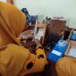 FOKUS: Para pekerja di APHT Guluk-Guluk saat memproduksi batang rokok (SandiGT - Seputar Jatim)