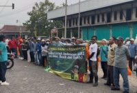 KOMPAK: DLH Sumenep menggelar aksi bersih-bersih dan penanaman pohon dalam rangka HPSN 2026 di Jalan Lingkar Timur (SandiGT - Seputar Jatim).