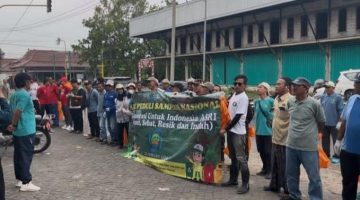 KOMPAK: DLH Sumenep menggelar aksi bersih-bersih dan penanaman pohon dalam rangka HPSN 2026 di Jalan Lingkar Timur (SandiGT - Seputar Jatim).