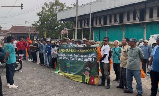 KOMPAK: DLH Sumenep menggelar aksi bersih-bersih dan penanaman pohon dalam rangka HPSN 2026 di Jalan Lingkar Timur (SandiGT - Seputar Jatim).