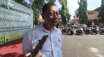 BERDINAS: Kepala Dinas Ketahanan Pangan dan Pertanian (DKPP) Kabupaten Sumenep, Chainur Rasyid, saat diwawancarai (SandiGT - Seputar Jatim)
