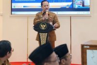 BERDIRI: Kepala Bappeda Kabupaten Sumenep, Arif Firmanto, saat menyampaikan arah pembangunan daerah 2026 (SandiGT - Seputar Jatim)