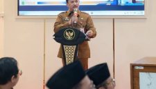 BERDIRI: Kepala Bappeda Kabupaten Sumenep, Arif Firmanto, saat menyampaikan arah pembangunan daerah 2026 (SandiGT - Seputar Jatim)