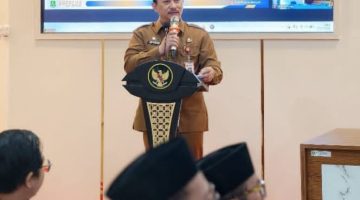 BERDIRI: Kepala Bappeda Kabupaten Sumenep, Arif Firmanto, saat menyampaikan arah pembangunan daerah 2026 (SandiGT - Seputar Jatim)