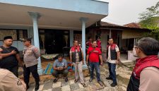 MENGECEK: Anggota kepolisian dari Polres Sumenep, saat mendatangi TKP warga yang meninggal dunia di kamar di Pajagalan (Humas Polres Sumenep)