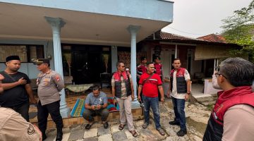 MENGECEK: Anggota kepolisian dari Polres Sumenep, saat mendatangi TKP warga yang meninggal dunia di kamar di Pajagalan (Humas Polres Sumenep)