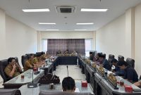 FOKUS: Jajaran Komisi III DPRD Sumenep, saat melakukan rapat bersama dengan dinas terkait dalam pengawasan program yang bersumber dari DAK di ruang apat setempat (Doc. Seputar Jatim)
