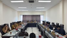 FOKUS: Jajaran Komisi III DPRD Sumenep, saat melakukan rapat bersama dengan dinas terkait dalam pengawasan program yang bersumber dari DAK di ruang apat setempat (Doc. Seputar Jatim)
