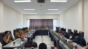FOKUS: Jajaran Komisi III DPRD Sumenep, saat melakukan rapat bersama dengan dinas terkait dalam pengawasan program yang bersumber dari DAK di ruang apat setempat (Doc. Seputar Jatim)