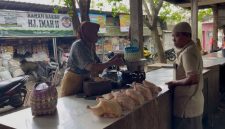 TRANSAKSI: Penjual daging ayam potong di pasar anom Sumenep saat melakukan jual beli (SandiGT - Seputar Jatim)