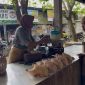 TRANSAKSI: Penjual daging ayam potong di pasar anom Sumenep saat melakukan jual beli (SandiGT - Seputar Jatim)