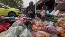 BERDAGANG: Penjual cabai rawit di Pasar Anom Sumenep saat membungkus dagangannya (SandiGT - Seputar Jatim)