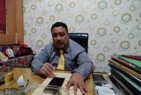 BERDASI: Plt Kepala Dinas Perumahan Rakyat, Kawasan Permukiman, dan Perhubungan Kabupaten Sumenep, Achmad Dzulkarnain, saat ditemui di ruang kerjanya (Doc. Seputar Jatim)