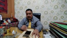 BERDASI: Plt Kepala Dinas Perumahan Rakyat, Kawasan Permukiman, dan Perhubungan Kabupaten Sumenep, Achmad Dzulkarnain, saat ditemui di ruang kerjanya (Doc. Seputar Jatim)