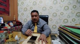 BERDASI: Kepala DPMD Kabupaten Sumenep, Achmad Dzulkarnain, saat ditemui di ruang kerjanya (Doc. Seputar Jatim)