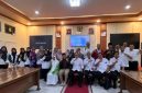 SEMANGAT: Dinsos P3A Sumenep dan Bappeda saat melakukan foto bersama usai menggelar Desk Lanjutan KLA (SandiGT – Seputar Jatim)