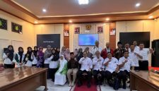 SEMANGAT: Dinsos P3A Sumenep dan Bappeda saat melakukan foto bersama usai menggelar Desk Lanjutan KLA (SandiGT – Seputar Jatim)