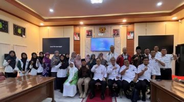 SEMANGAT: Dinsos P3A Sumenep dan Bappeda saat melakukan foto bersama usai menggelar Desk Lanjutan KLA (SandiGT – Seputar Jatim)