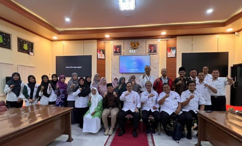 SEMANGAT: Dinsos P3A Sumenep dan Bappeda saat melakukan foto bersama usai menggelar Desk Lanjutan KLA (SandiGT – Seputar Jatim)
