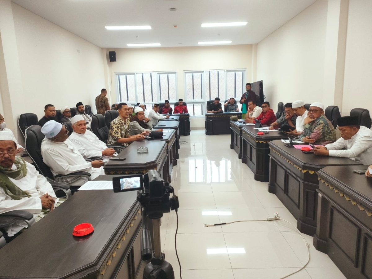 DISKUSI: Sejumlah Ulama dan Habaib mendatangi Kantor DPRD meminta Tempat Hiburan Malam di Sumenep ditutup permanen (Doc. Seputar Jatim)