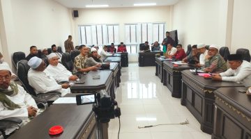DISKUSI: Sejumlah Ulama dan Habaib mendatangi Kantor DPRD meminta Tempat Hiburan Malam di Sumenep ditutup permanen (Doc. Seputar Jatim)