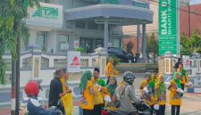 SEMANGAT: Para pegawai BPRS Bhakti Sumekar saat membagikan takjil kepada para pengguna jalan di depan kantor pusat (Doc. Seputar Jatim)
