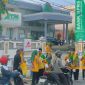 SEMANGAT: Para pegawai BPRS Bhakti Sumekar saat membagikan takjil kepada para pengguna jalan di depan kantor pusat (Doc. Seputar Jatim)