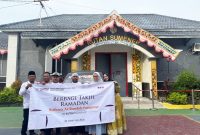 KOMPAK: SMSI Sumenep dan Ar-Raudah Computer saat persiapan membagikan 500 takjil untuk Warga Rutan Sumenep (Doc. Seputar Jatim)