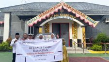 KOMPAK: SMSI Sumenep dan Ar-Raudah Computer saat persiapan membagikan 500 takjil untuk Warga Rutan Sumenep (Doc. Seputar Jatim)