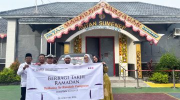 KOMPAK: SMSI Sumenep dan Ar-Raudah Computer saat persiapan membagikan 500 takjil untuk Warga Rutan Sumenep (Doc. Seputar Jatim)